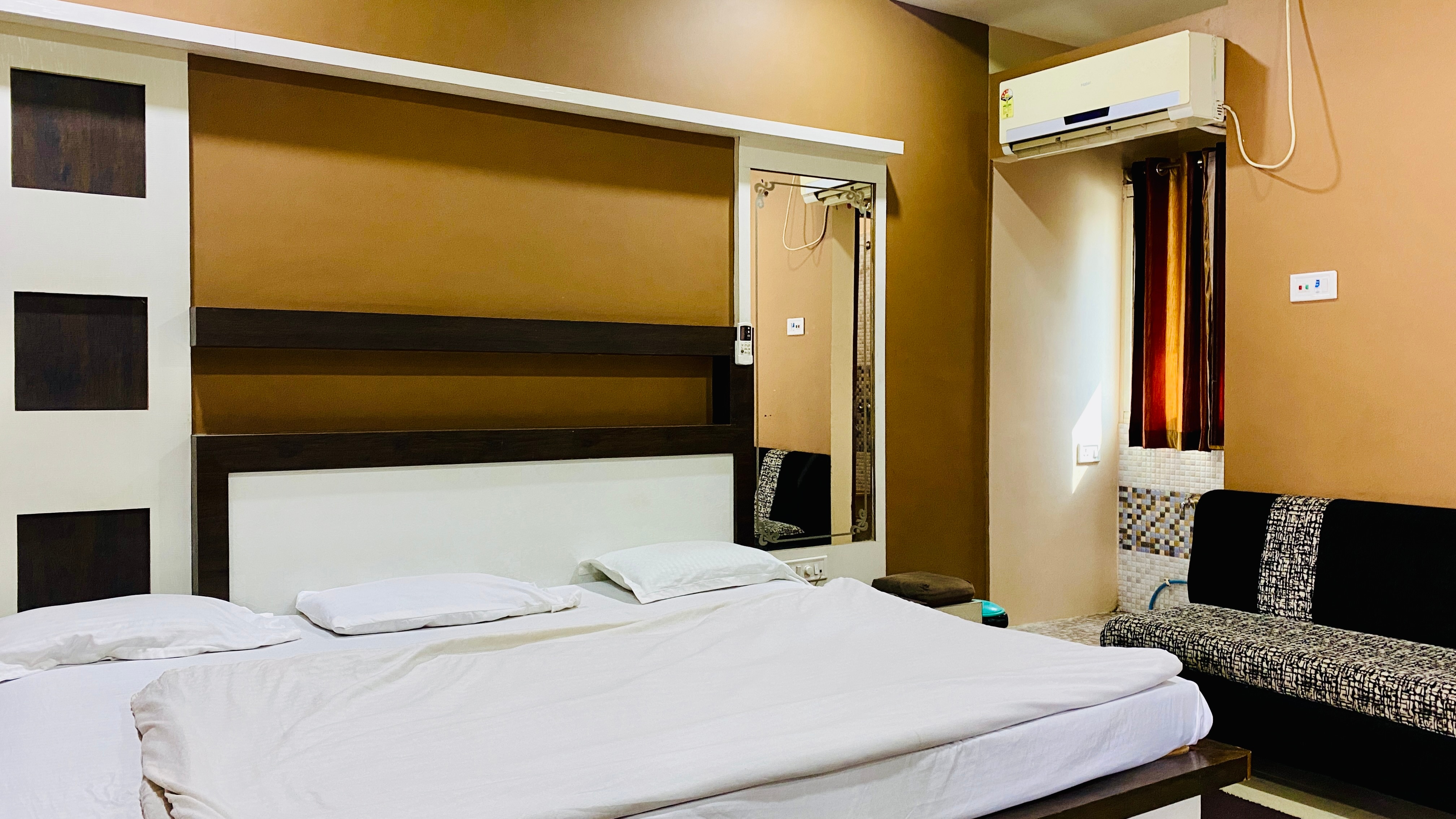 Hotel Amaltas Barwaha - Tap to explore photos