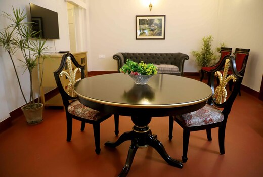 Heritage Property || Entire 2 BHK Serviced Apartment with Kitchen 5mins Walk from Park Street