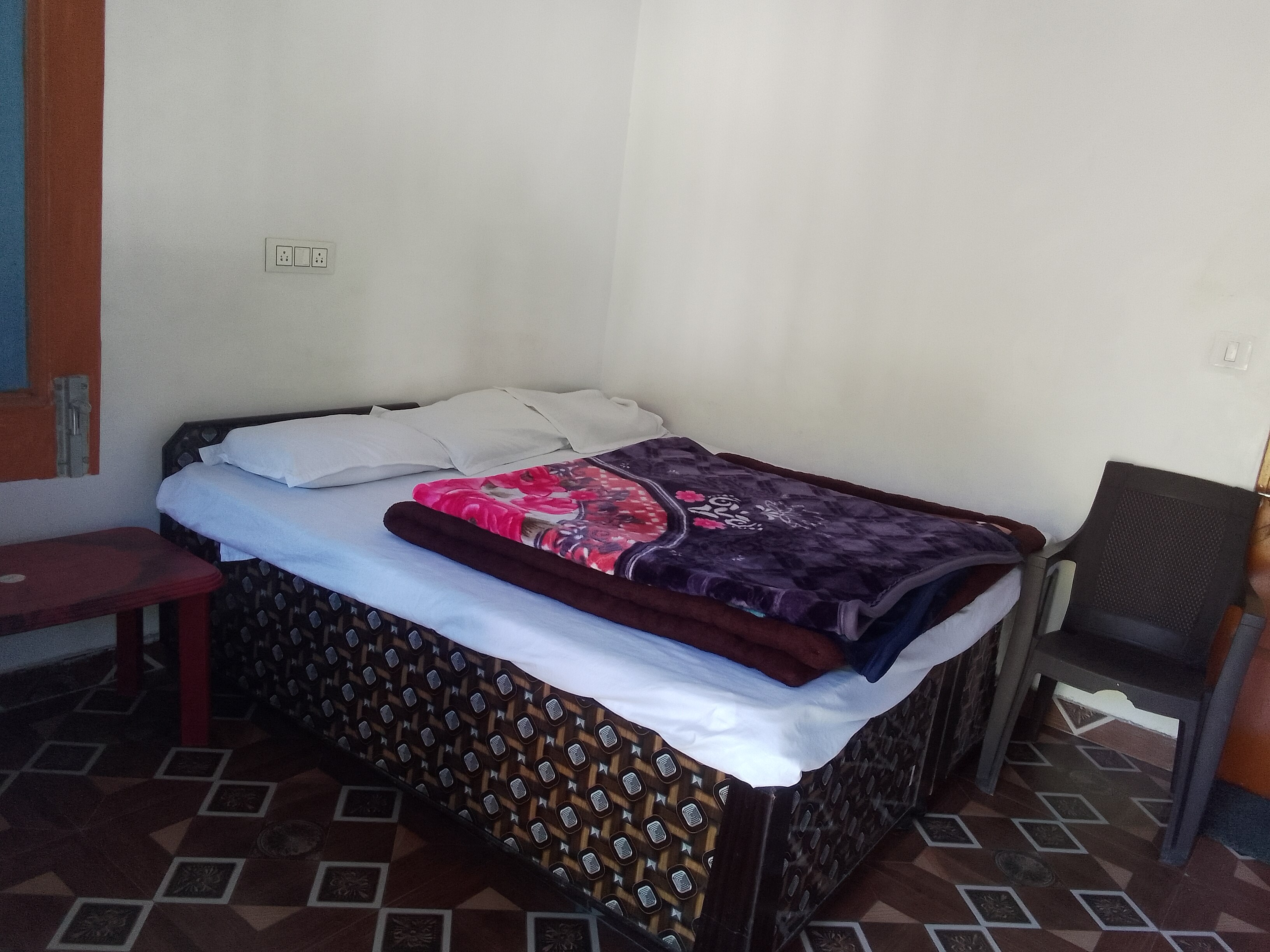 Anand Homestay - Tap to explore photos