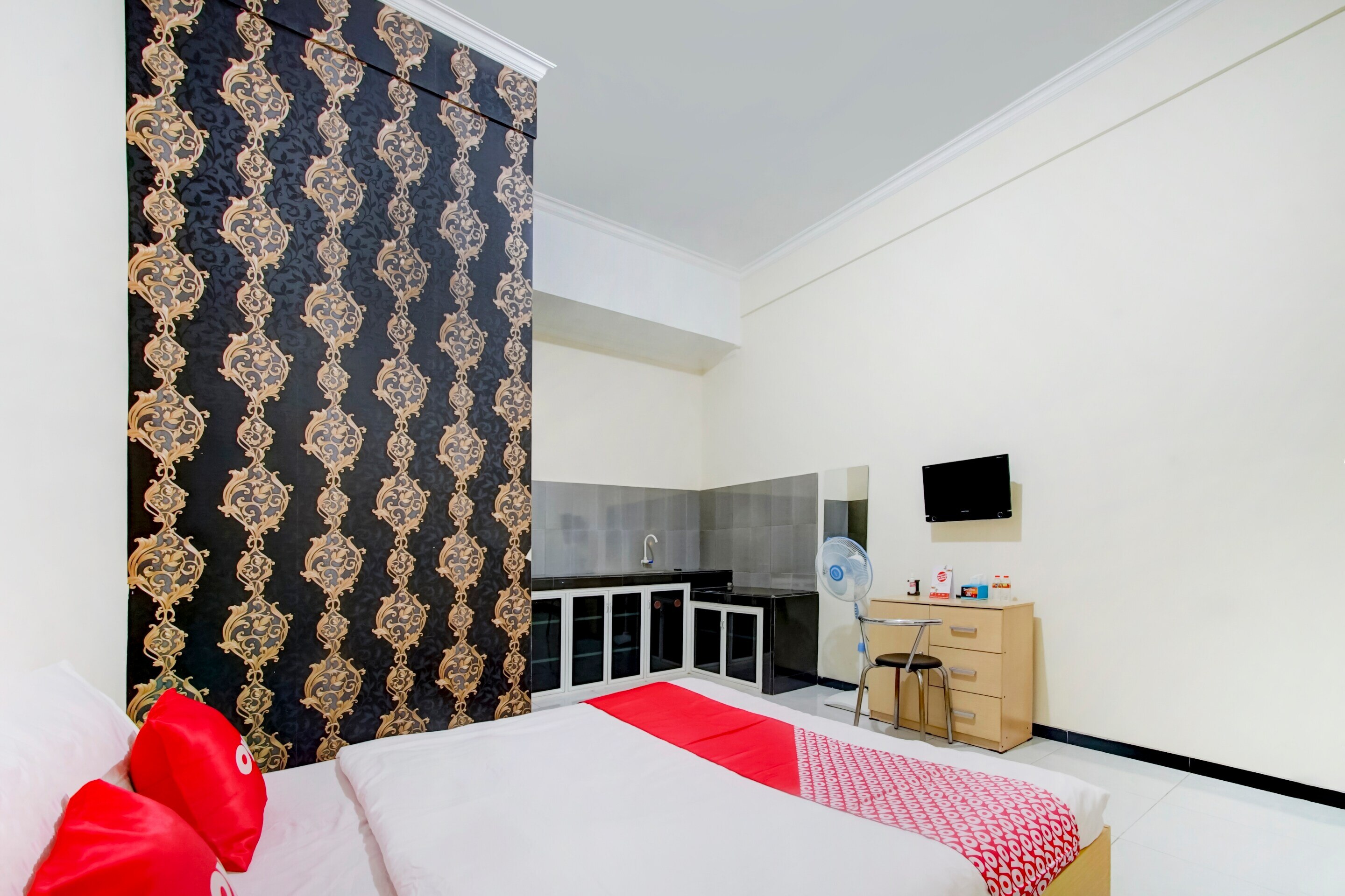 Super OYO Capital O 90151 Guest House 180 - Tap to explore photos