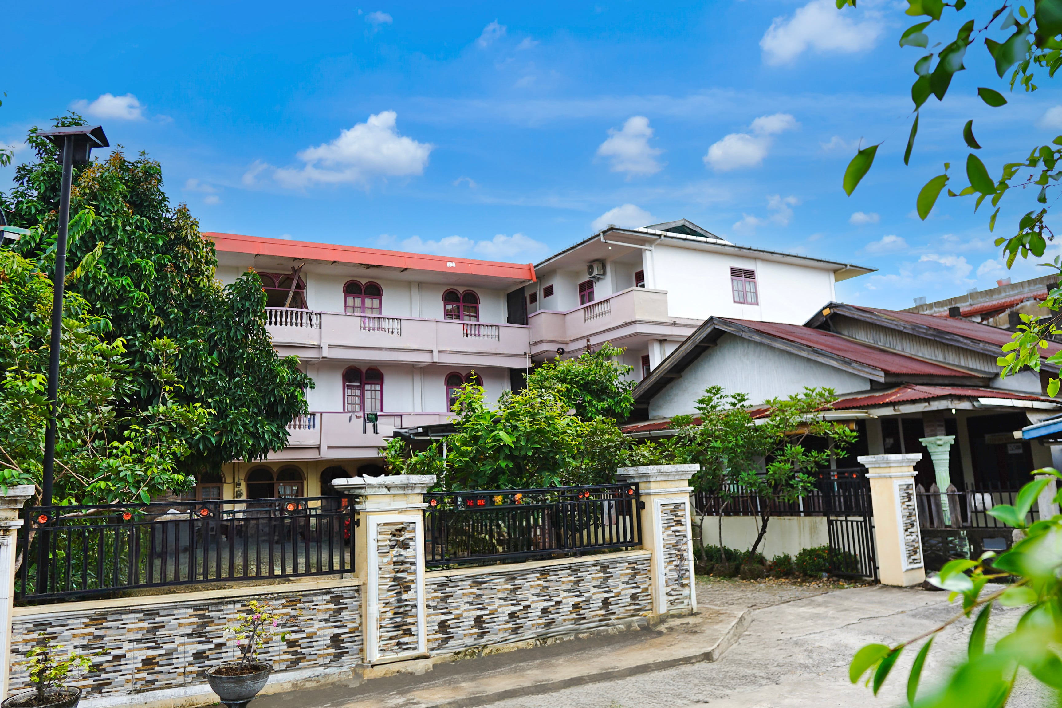 Collection O Hotel Pratiwi Anggrek Near Pantai Padang - Tap to explore photos