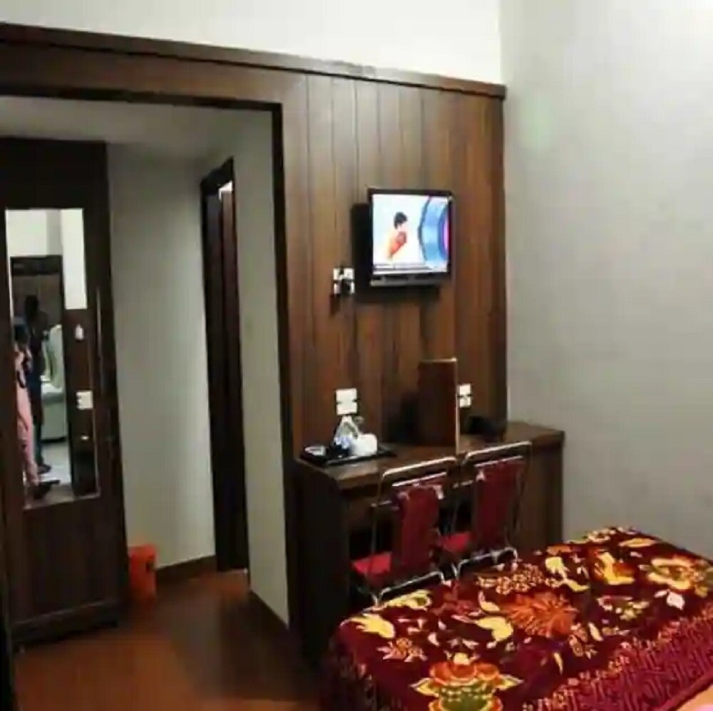 Hotel Kesri - Tap to explore photos
