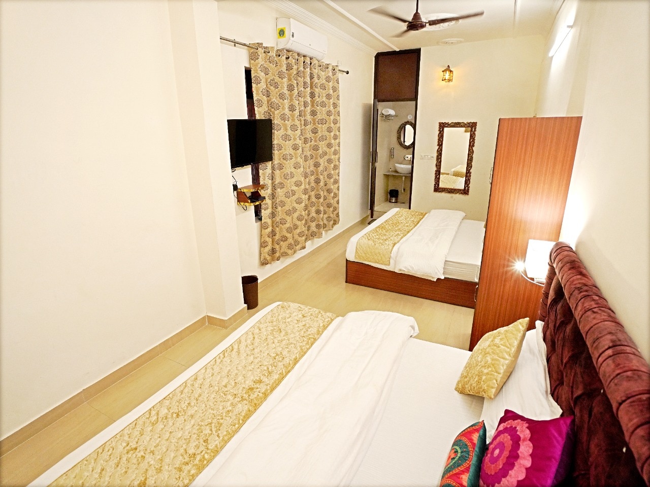 HOTEL UPPAL PLAZA - Tap to explore photos