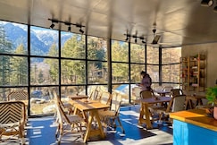 Maple Outhomes | By the river | Cafe & Seasonal Pool, Jibhi