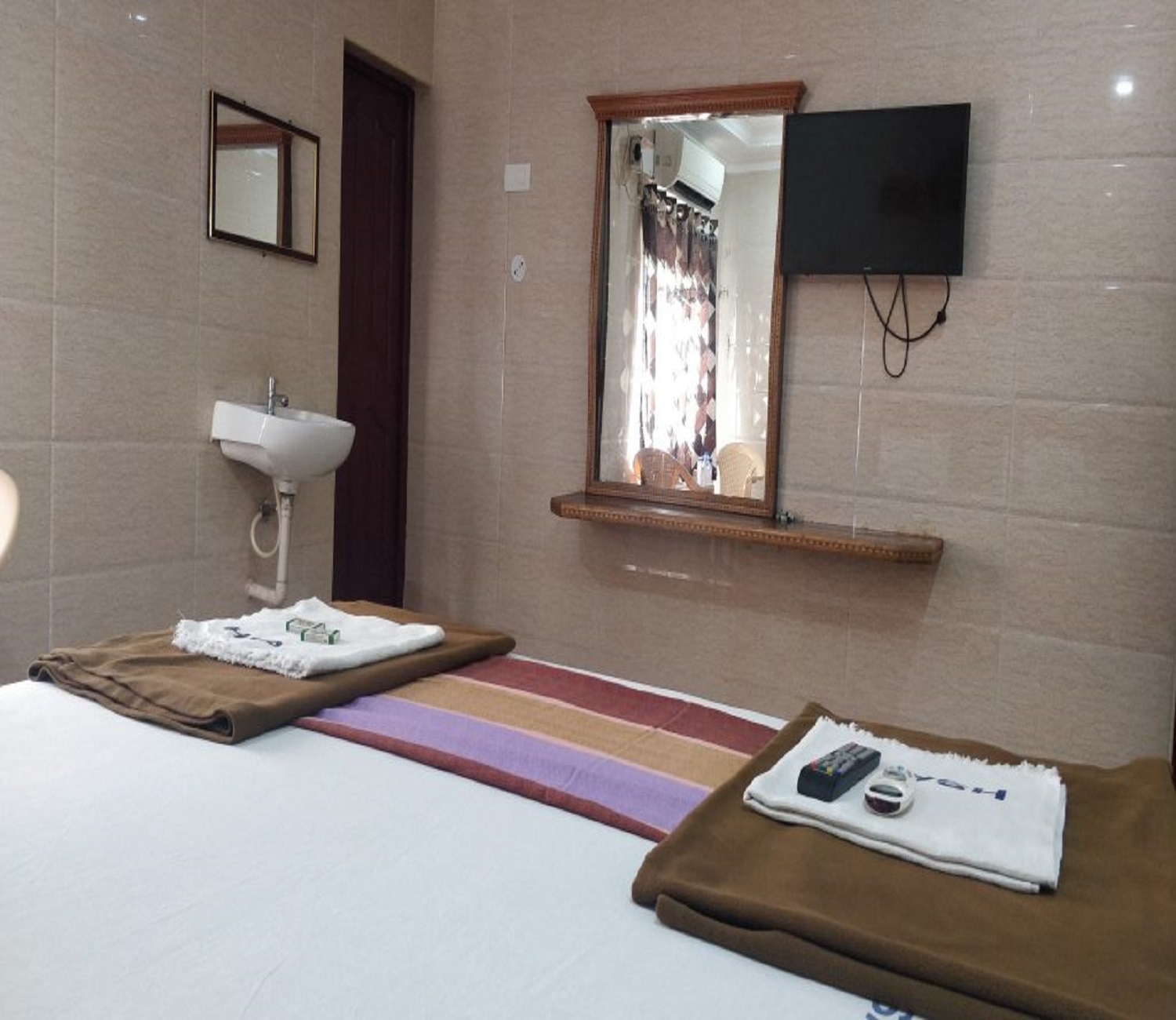 HOTEL SENTHIL ANDAVAR LODGE - Tap to explore photos