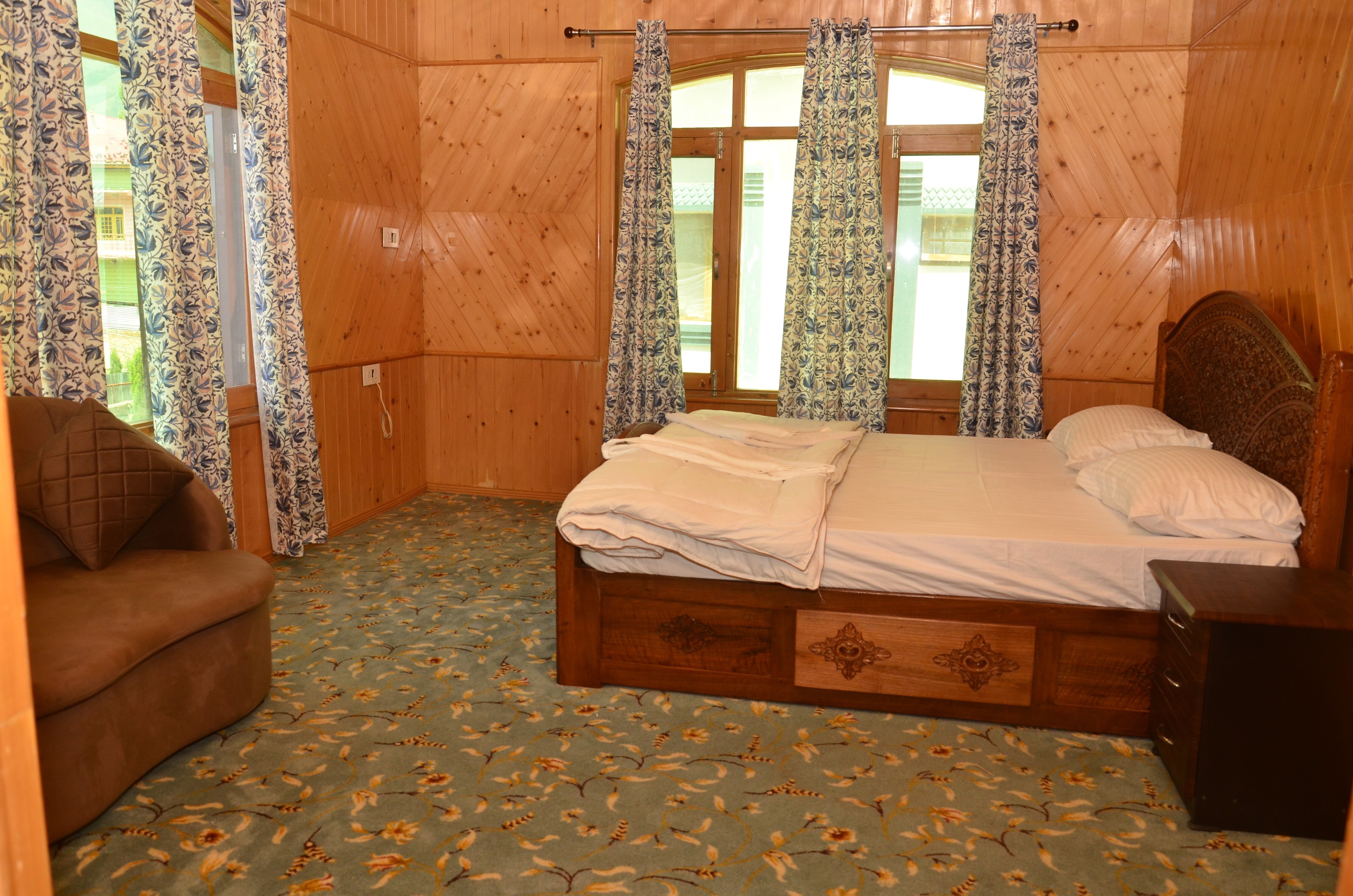 Sheerazi Homestay - Tap to explore photos