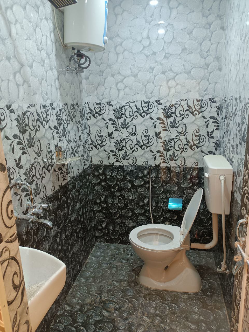 Sanskriti Guest House  103 - Tap to explore photos