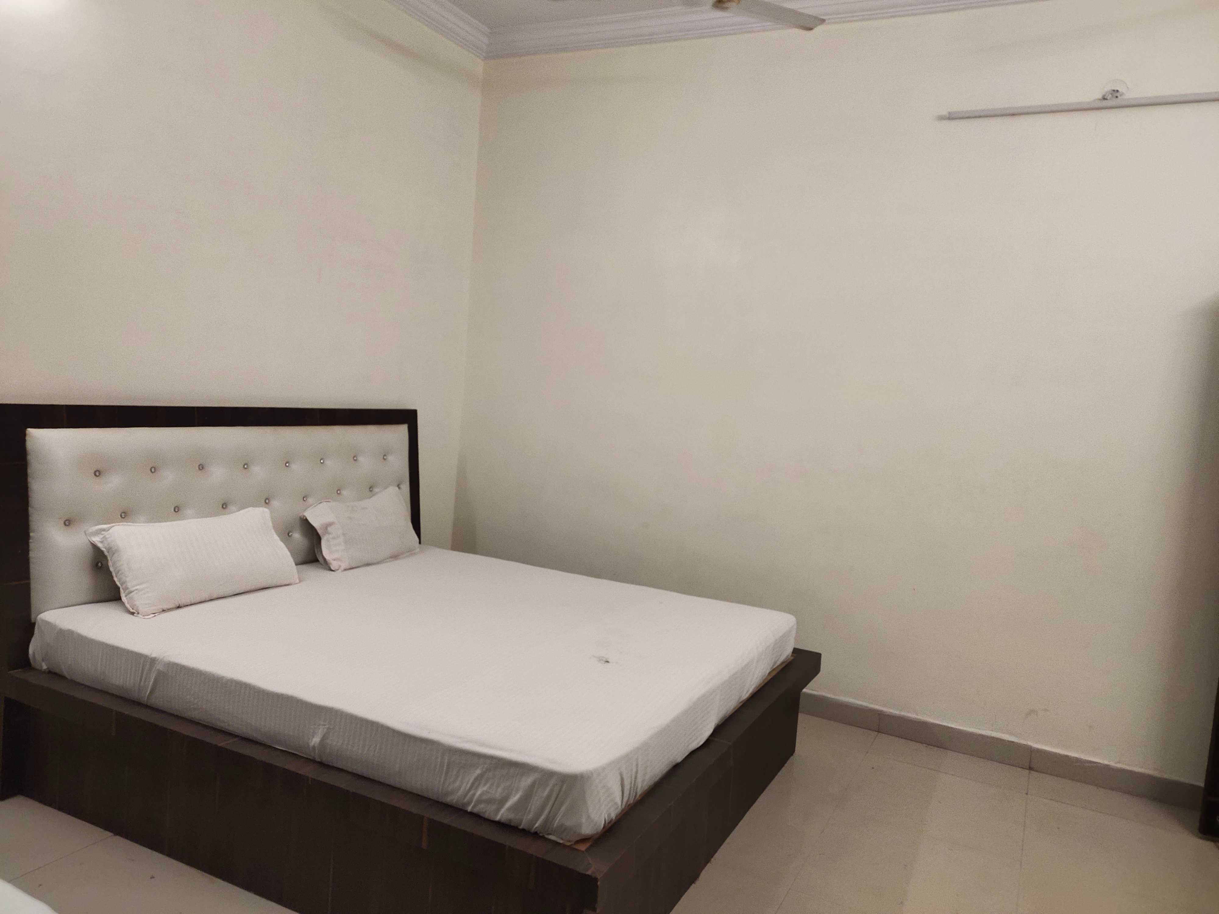 Hotel O Royal Guest House - Tap to explore photos