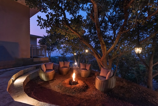 SaffronStays Hillside Harrier (Couple's Retreat)