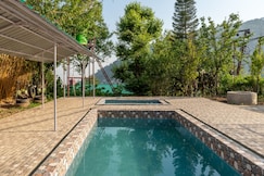 Lakeside Nook 1 BR Lake View Stay w Shared Pool, Bhimtal