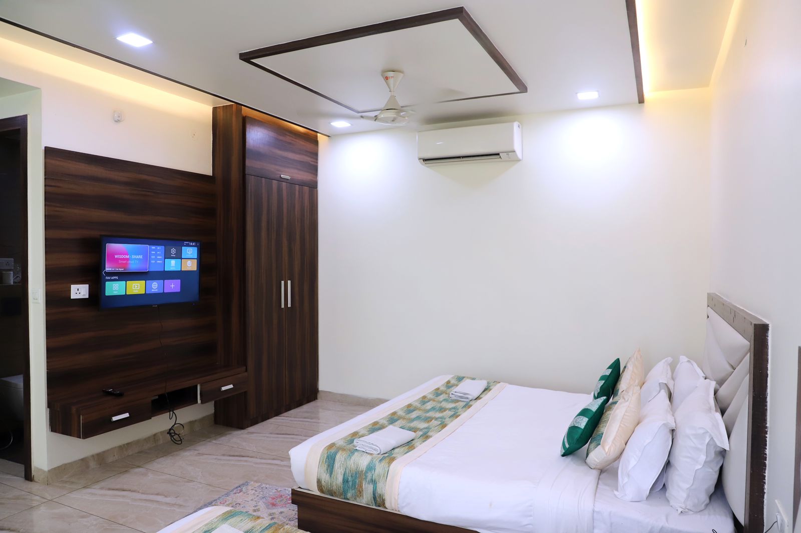 Crown Hotel Agra near Taj Mahal - Tap to explore photos