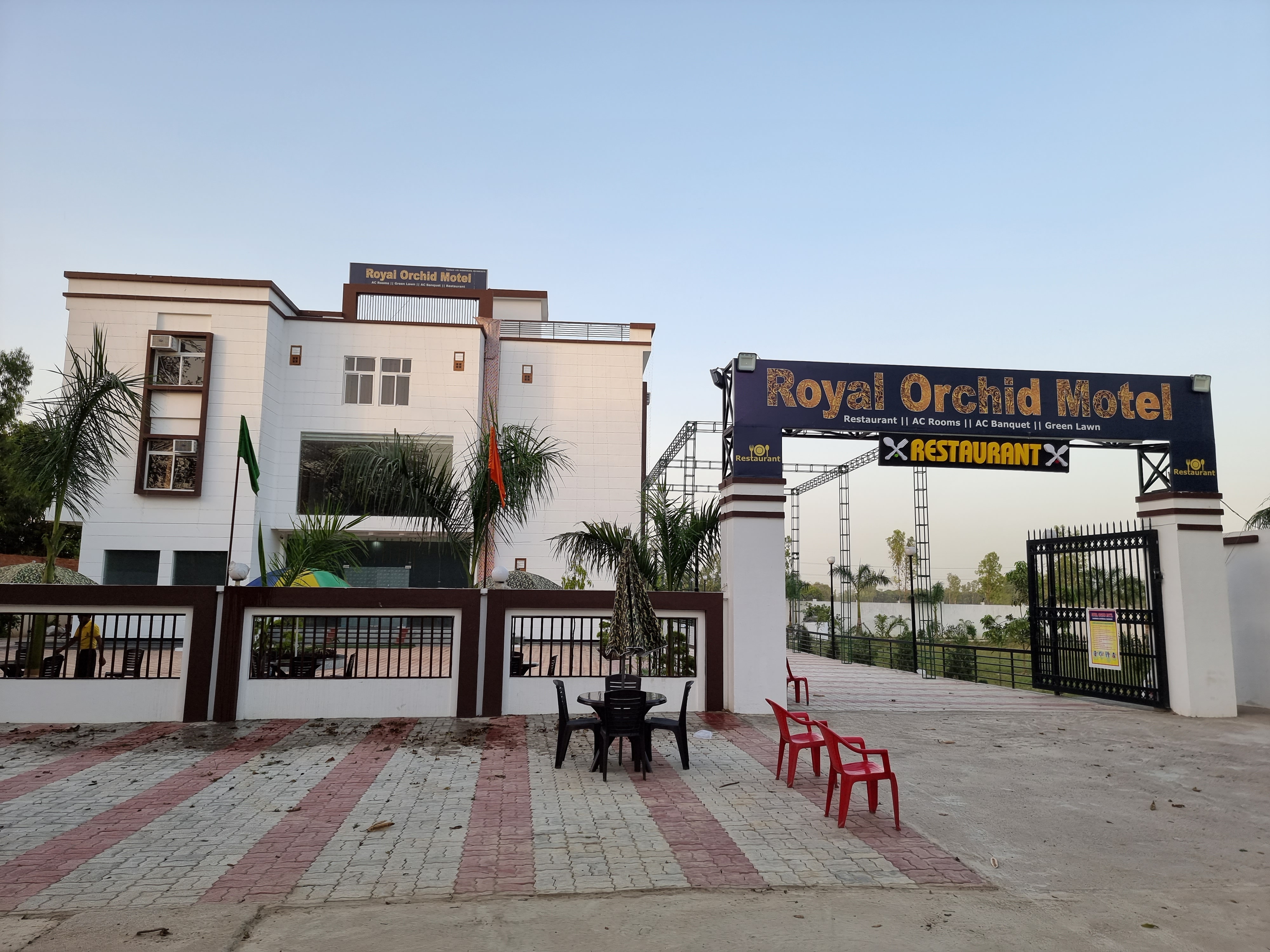 Royal orchid motel - Tap to explore photos