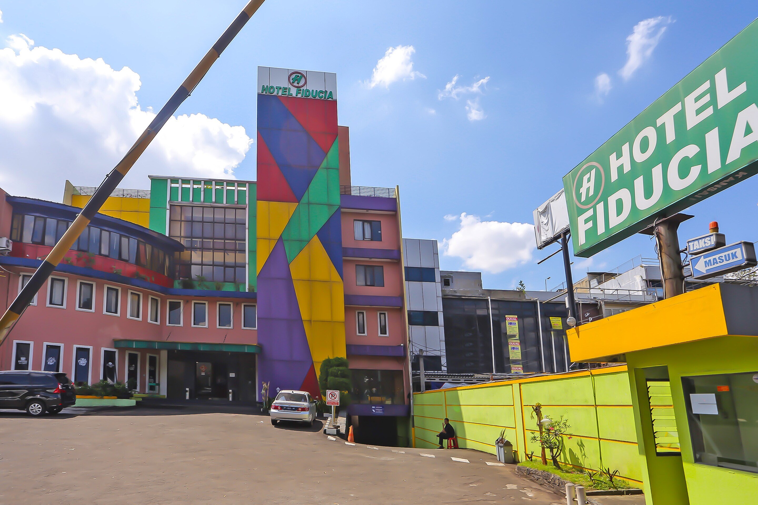 Townhouse OAK Hotel Fiducia Pasar Minggu - Tap to explore photos