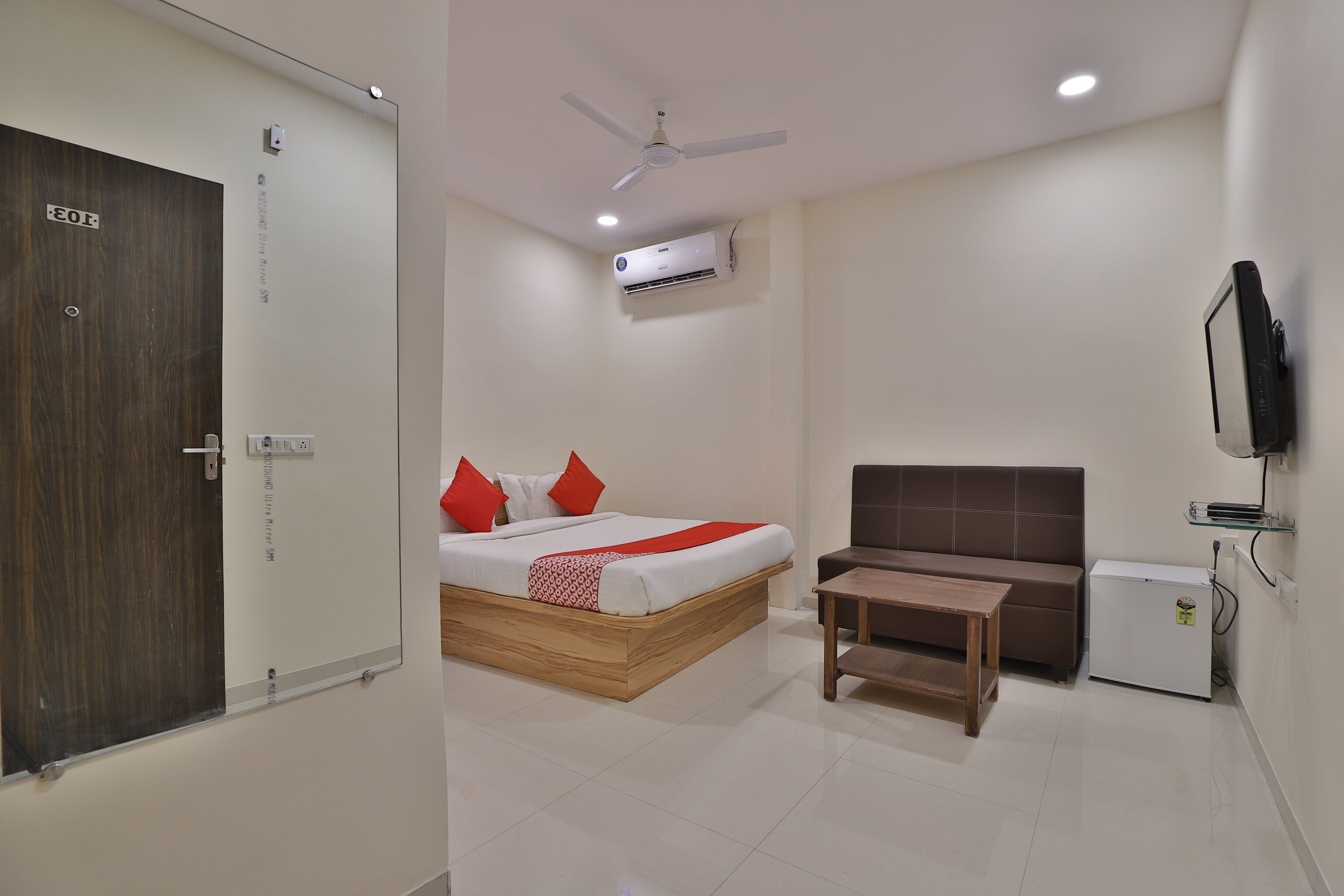 Hotel O Radhanand - Tap to explore photos