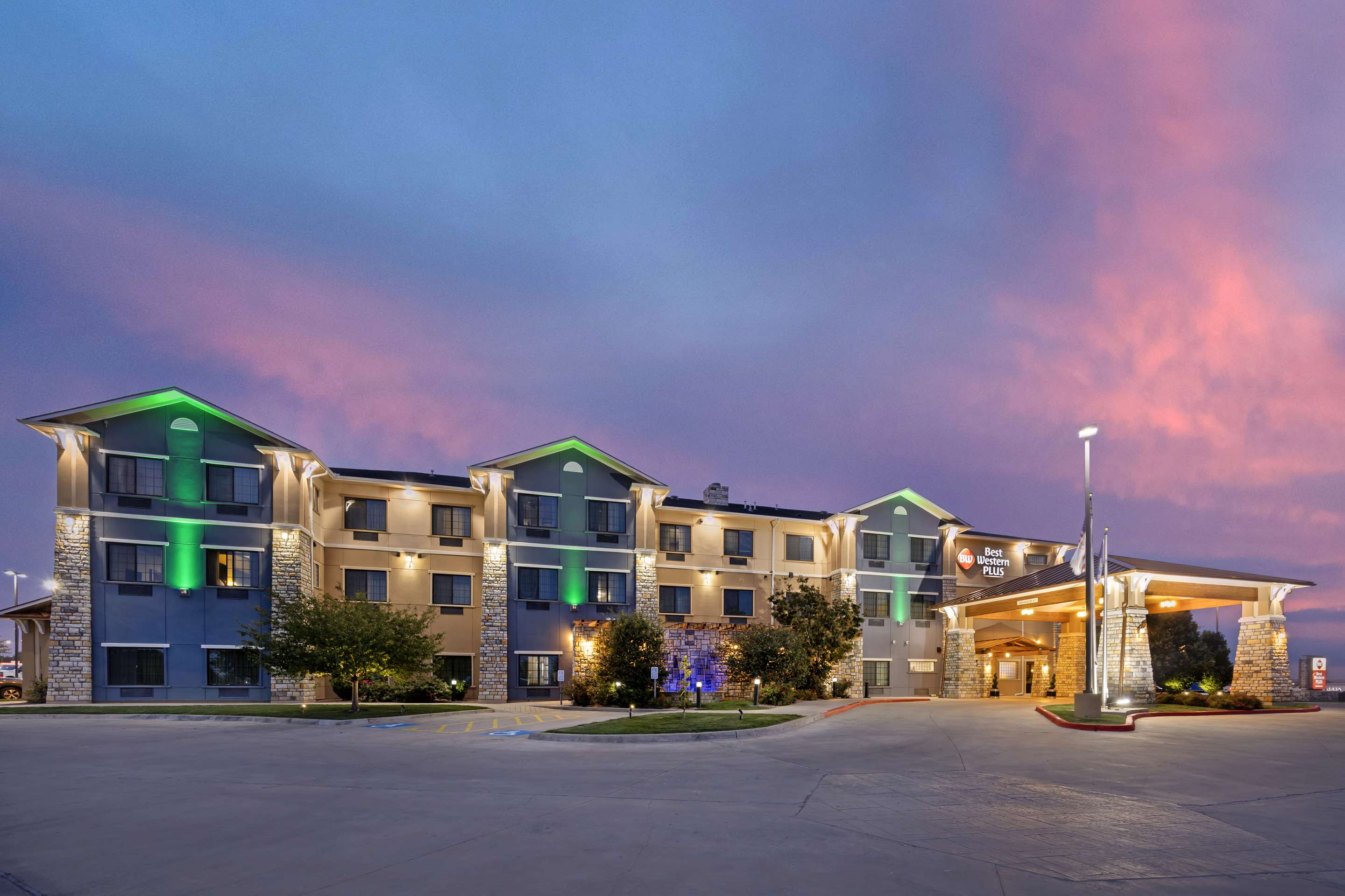 Best Western Plus Emerald Inn & Suites - Tap to explore photos