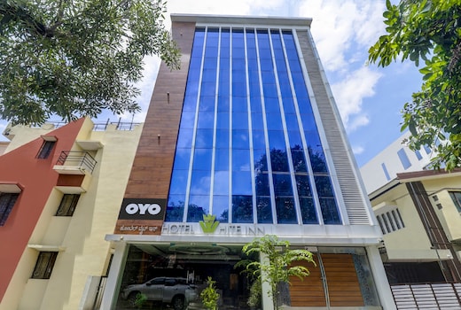 Townhouse OAK SRK White Inn Near Ragigudda Sri Prasanna Anjaneyaswamy Temple