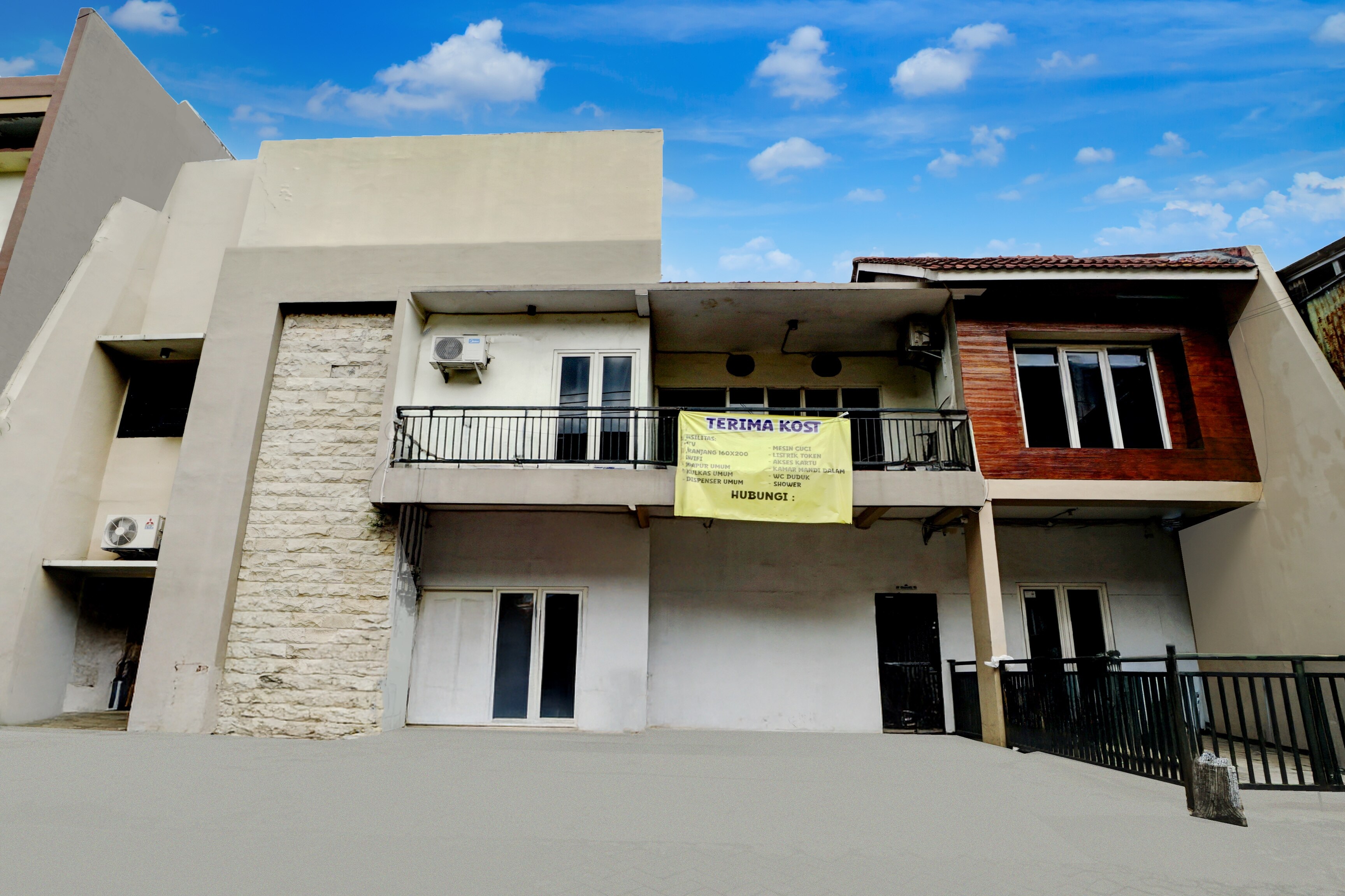 Hotel O Siwalankerto Near City Of Tomorrow Mall Formerly Padang Pasir C-12 Residence - Tap to explore photos