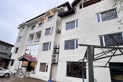 Hotel Golden Bees Spa & Gym, Srinagar