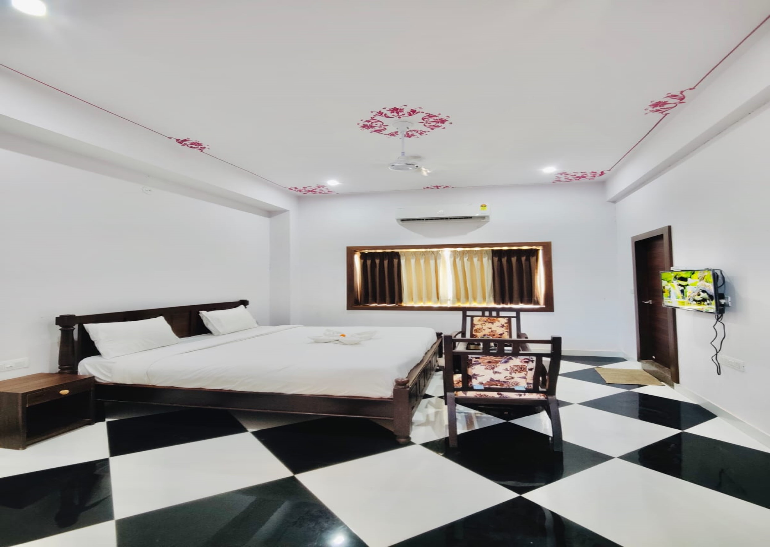 Hotel Pratap Palace - Tap to explore photos