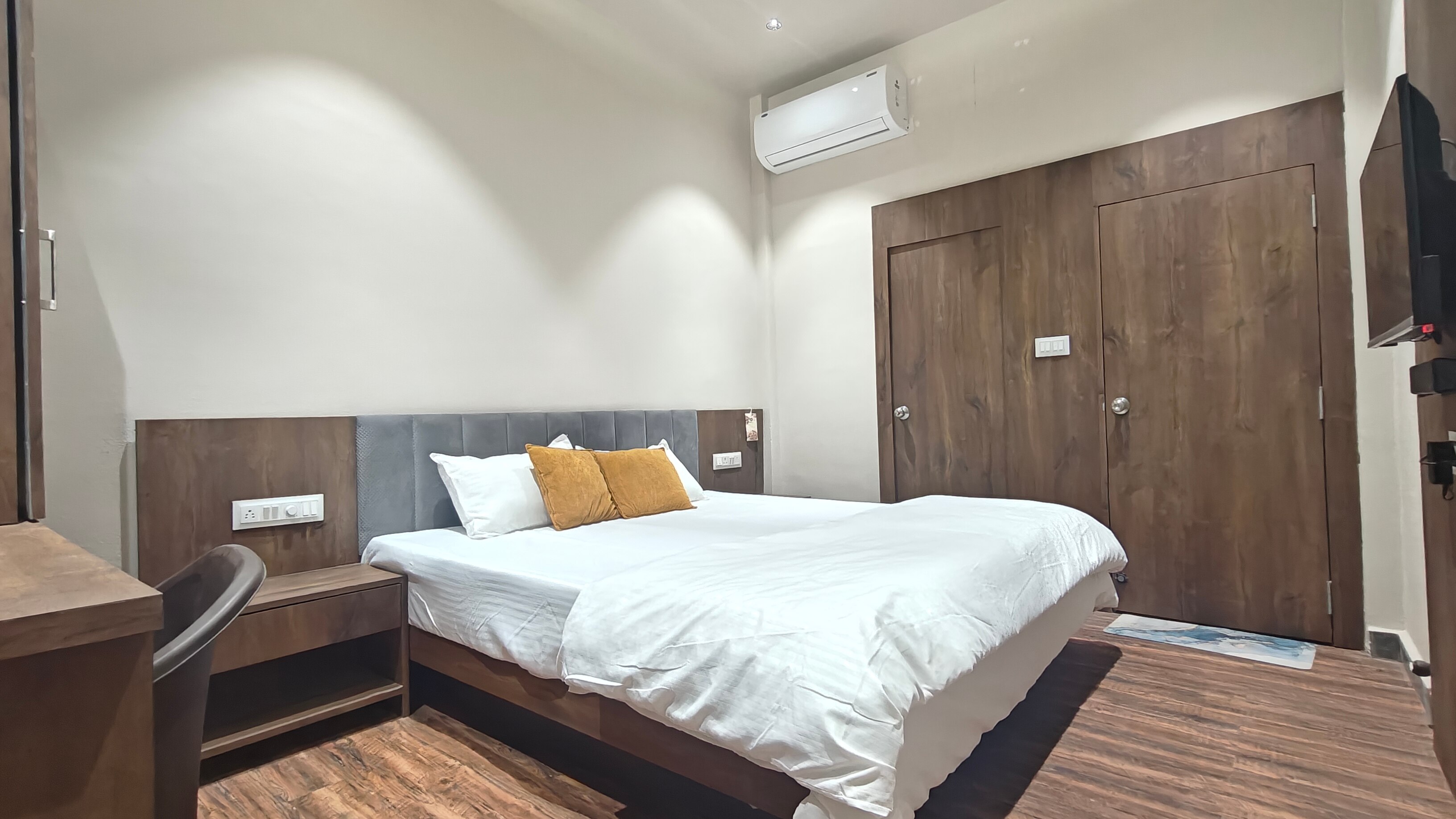 Premium Homestay - Tap to explore photos