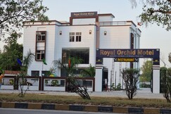 Royal orchid motel, Biswan