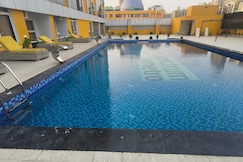 1 BHK Apartment in Spectrum Mall with Swimming Pool and Couple Friendly (1st time in Noida), Noida