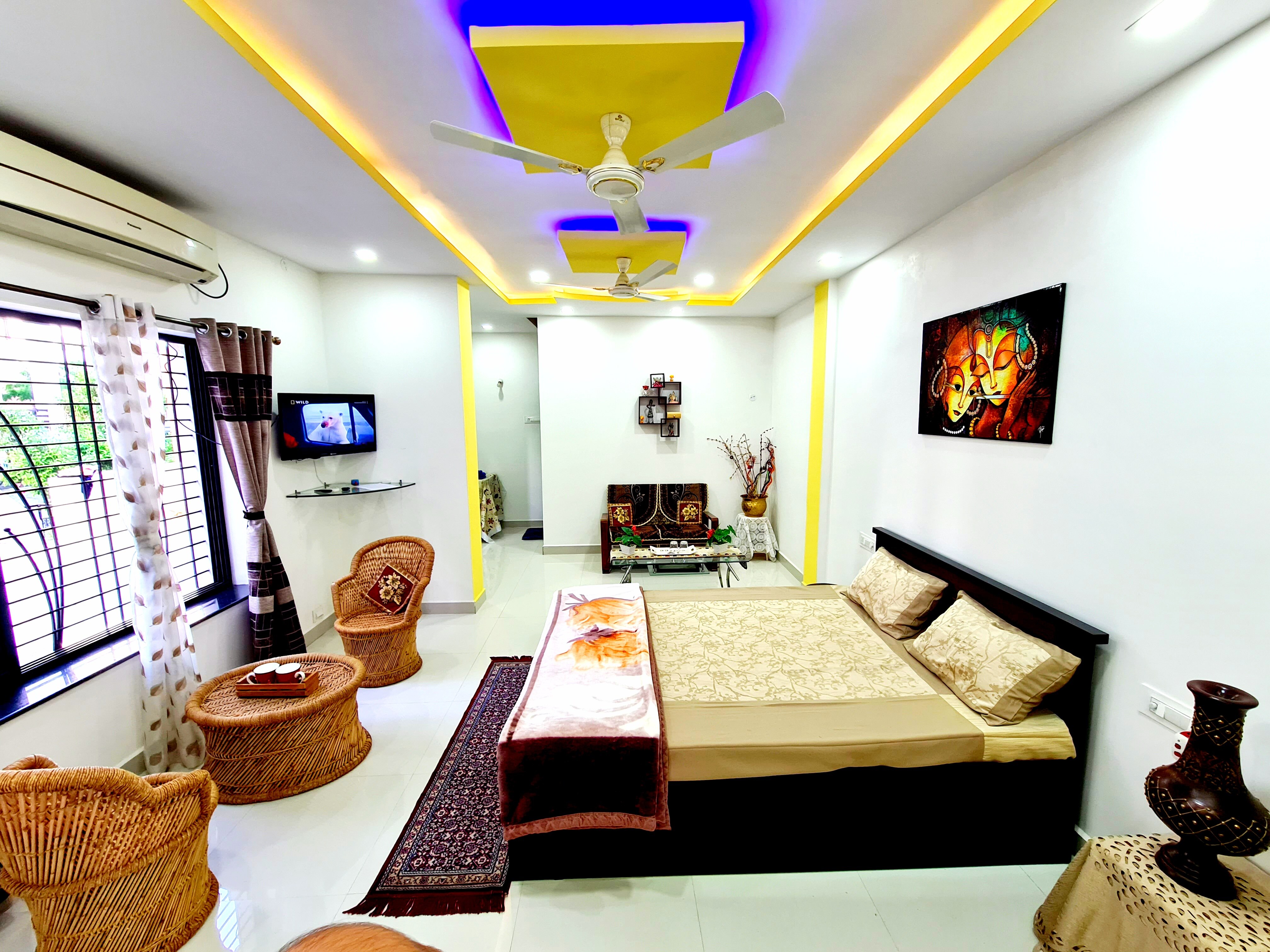 Luxurious AC Room W/Private Entrance & Breakfast - Tap to explore photos