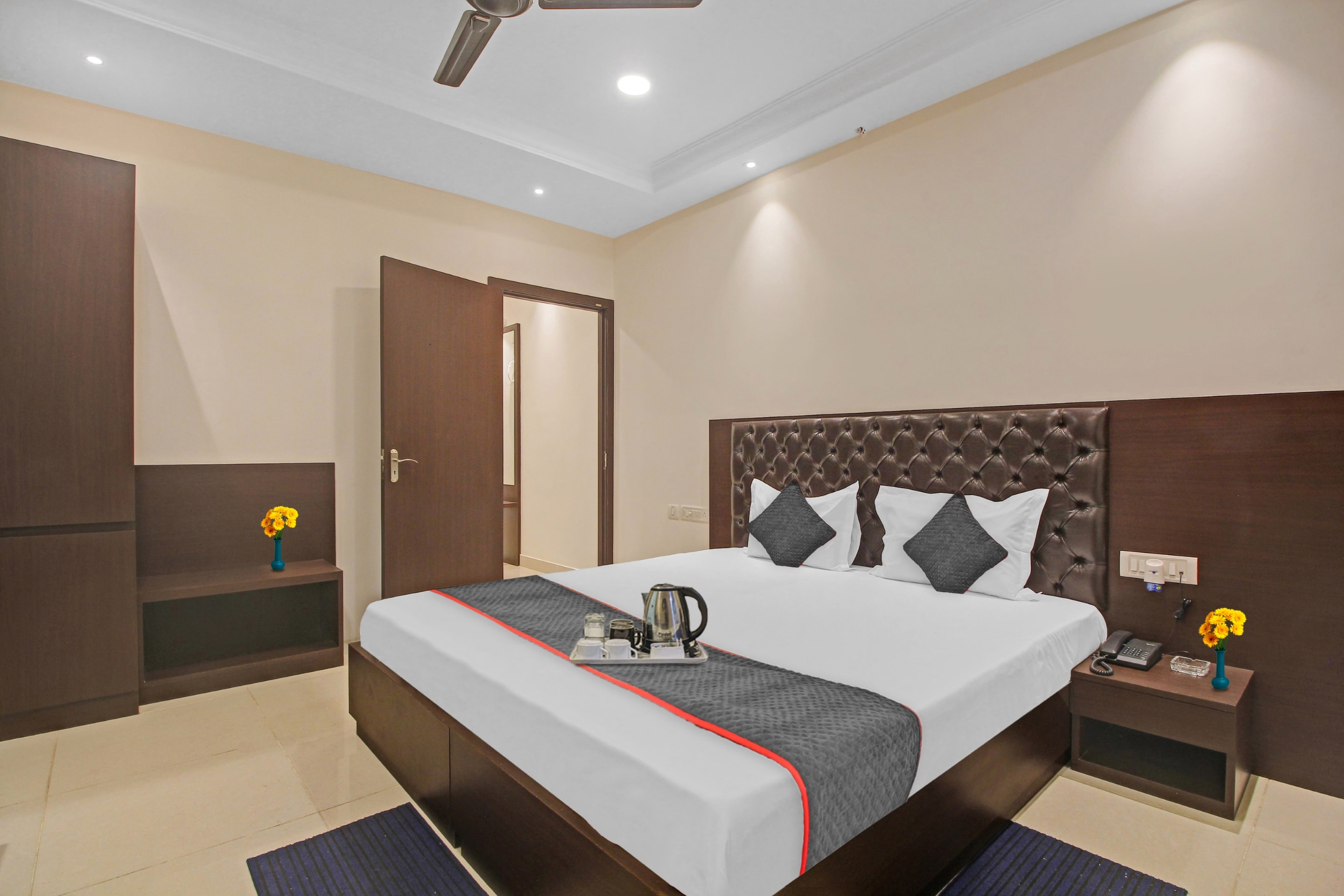 Super Townhouse Centre Point Inn Near Esplanade Metro Station - Tap to explore photos