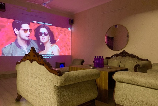 Instay M56 | 8/10 Entire 2BHK Apt with Theatre Screen