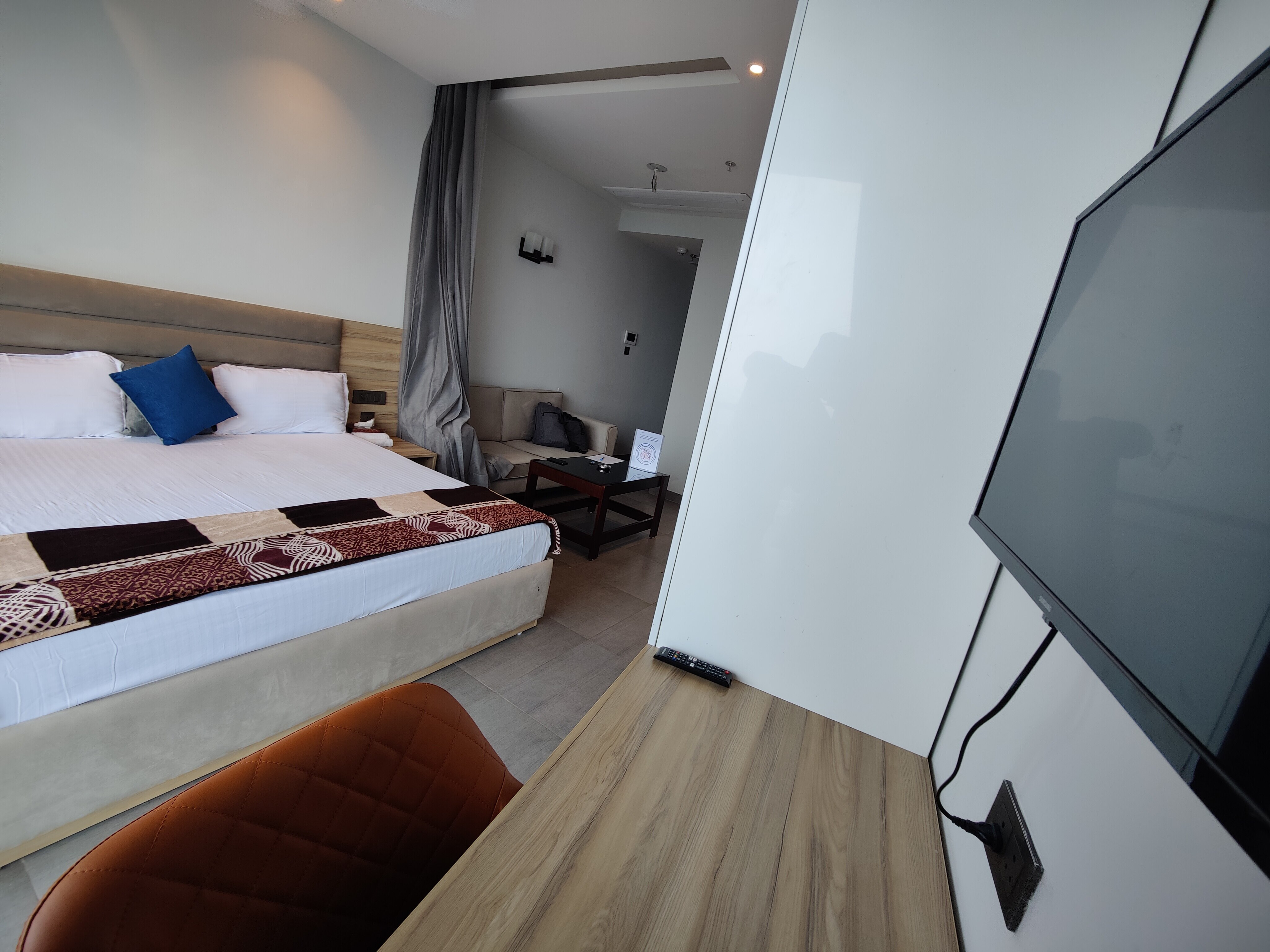 Panoramic Luxury River View Studio - Tap to explore photos