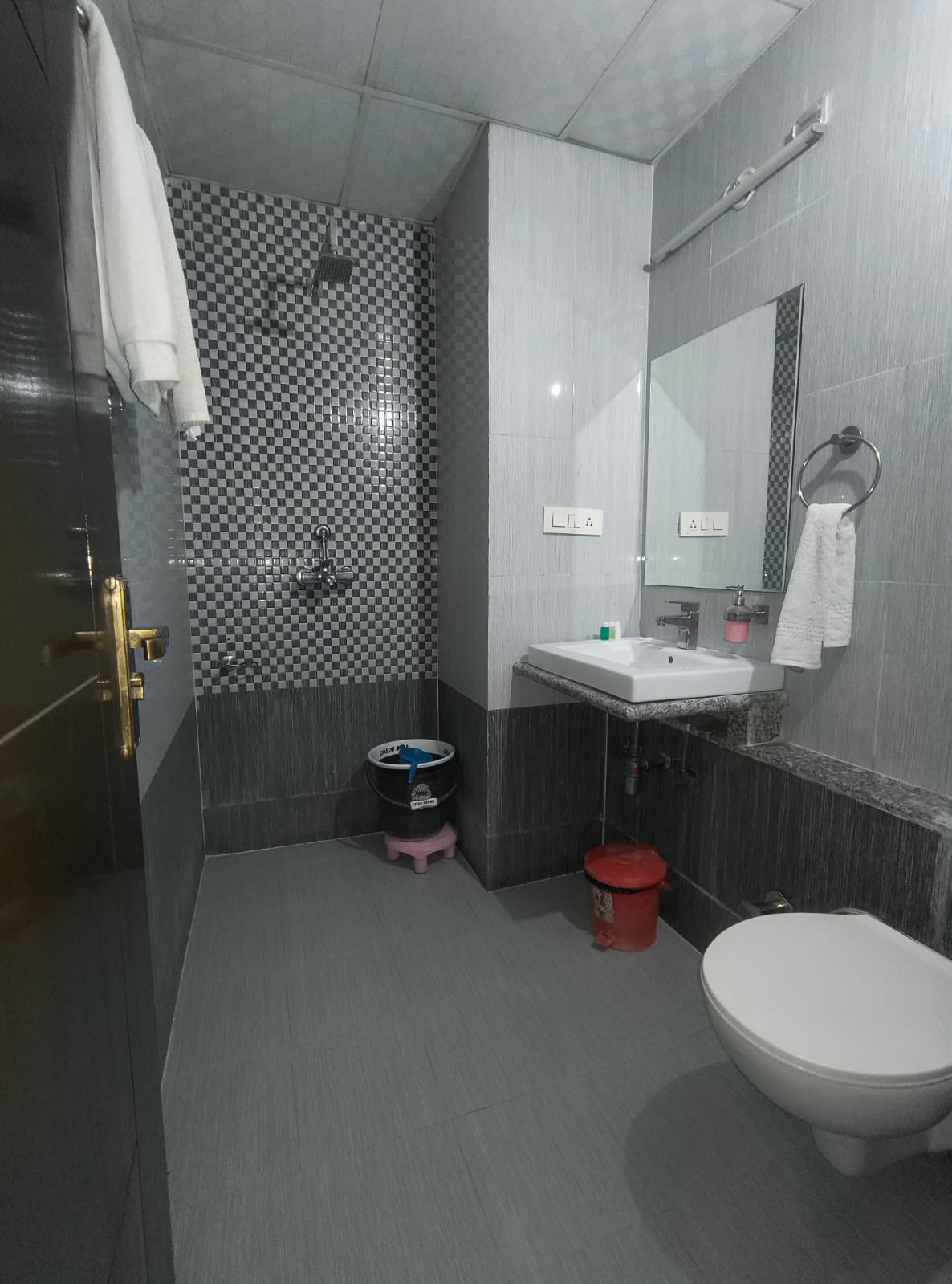 Hotel Girraj Inn - Tap to explore photos