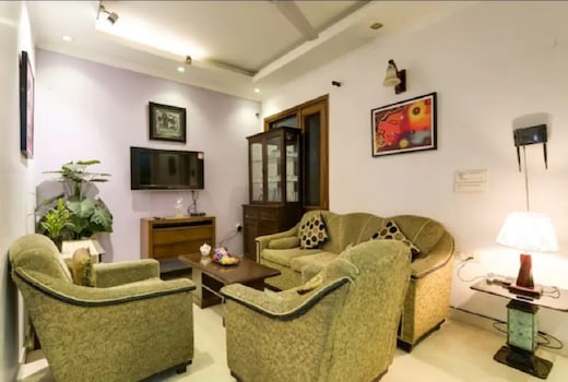2MIN,MBLOCK GK1 MARKET,2BHK ,WALK SCORE 98,100MBPS