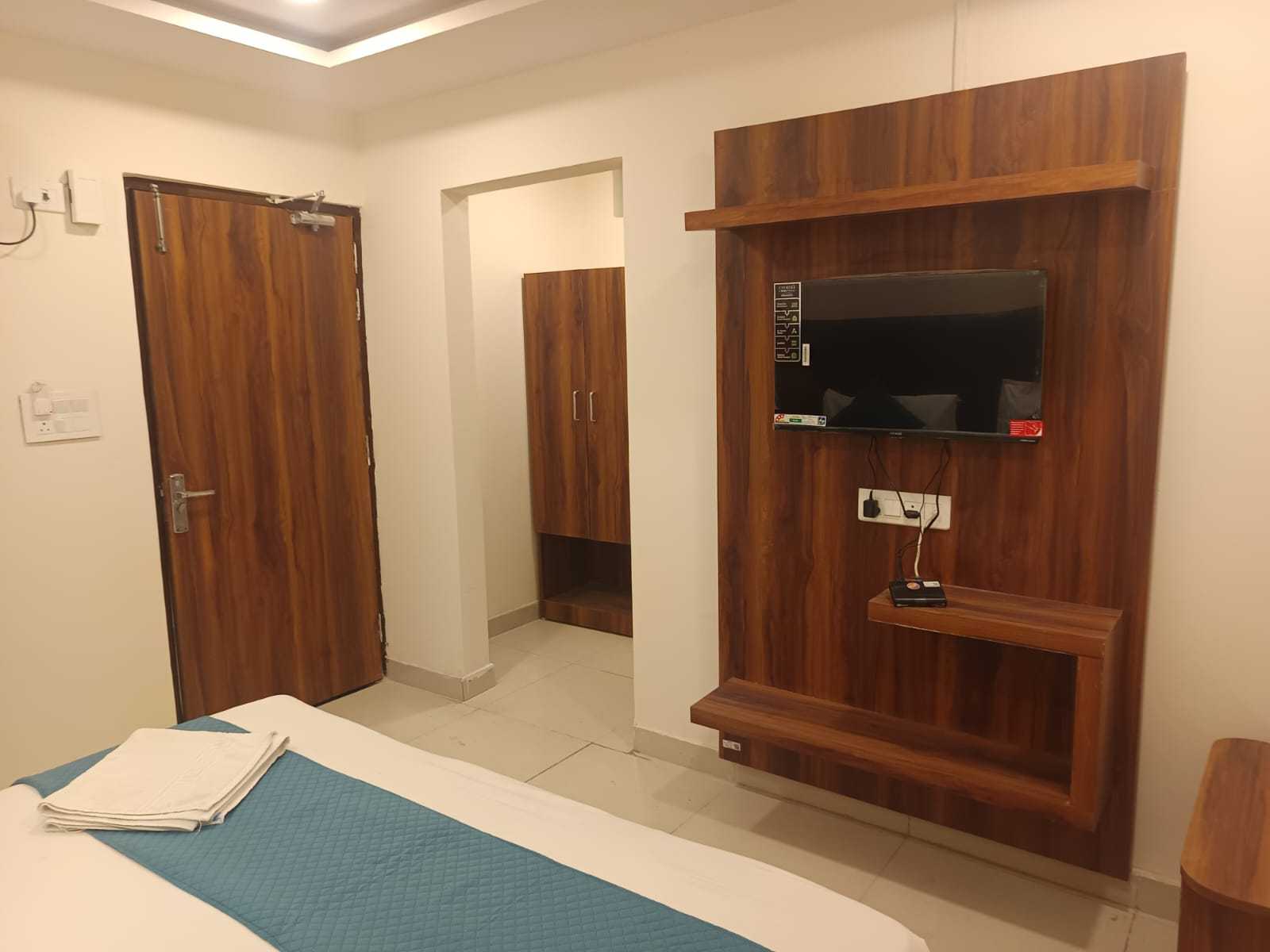 Super Townhouse Hotel Rachna Inn - Tap to explore photos