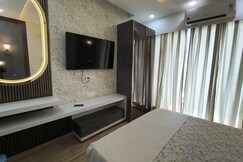 The Crown, Greater Noida