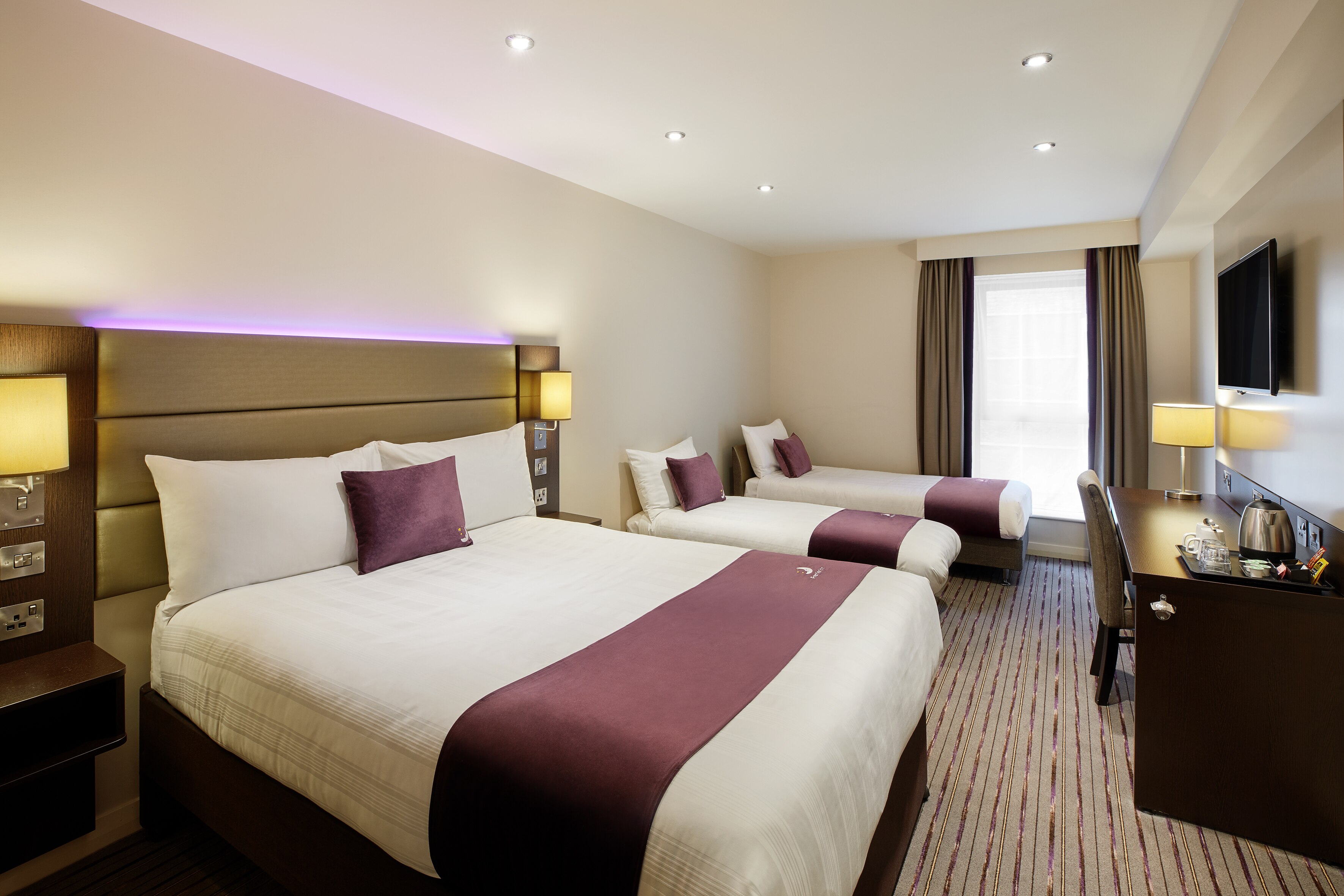 Premier Inn London City (Aldgate) - Tap to explore photos