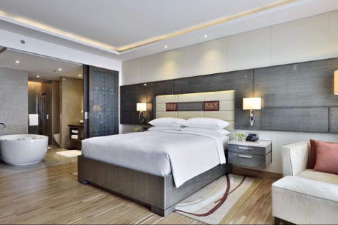 Executive Lounge Access, 1 King, Pool View With Bathtub 1