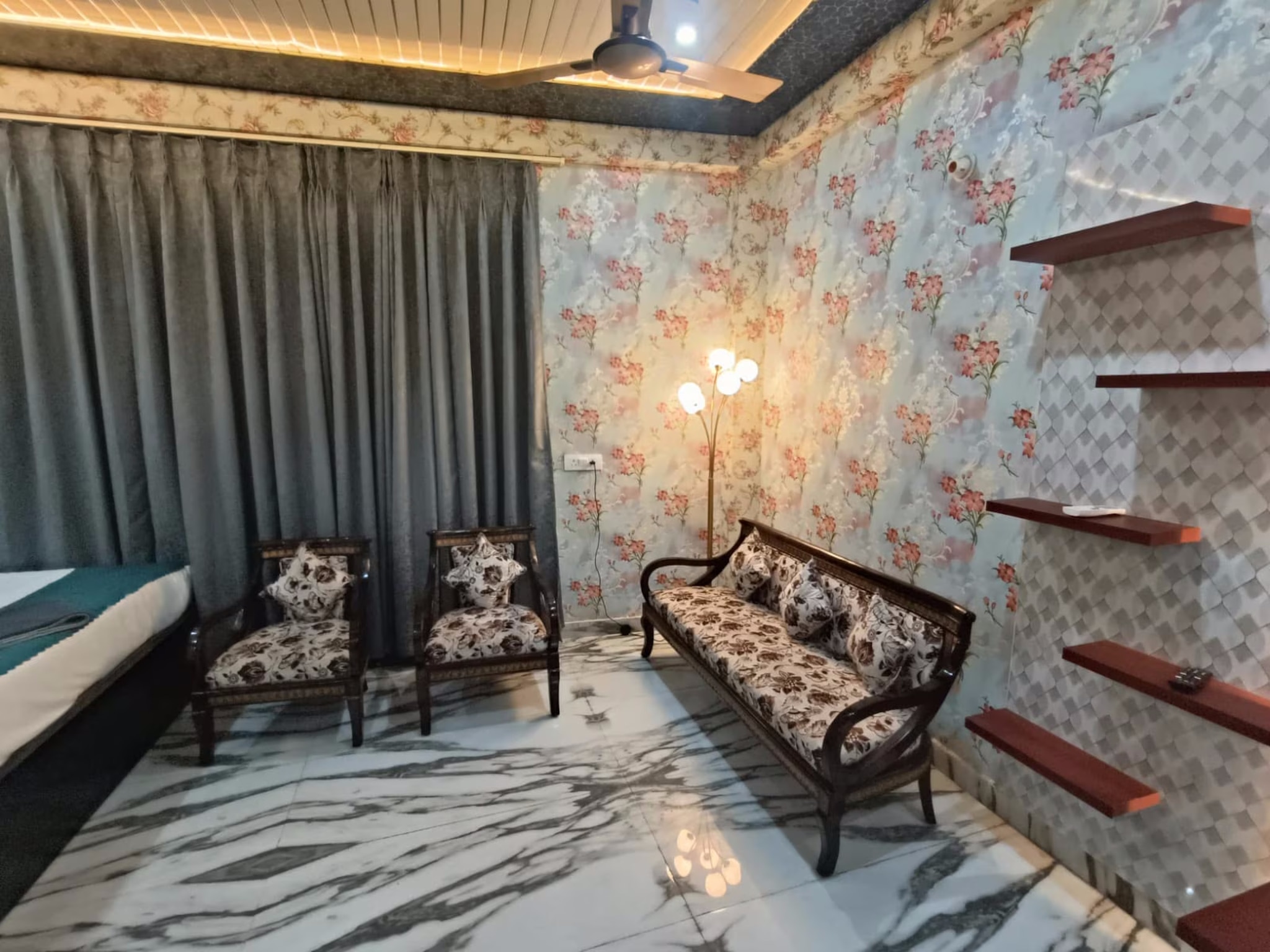 Hotel Vinayak Grand - 2 km from Kashi Vishwanath Temple - Tap to explore photos