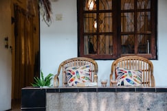 Walk to the beach 2bhk with shared pool Parking, Goa