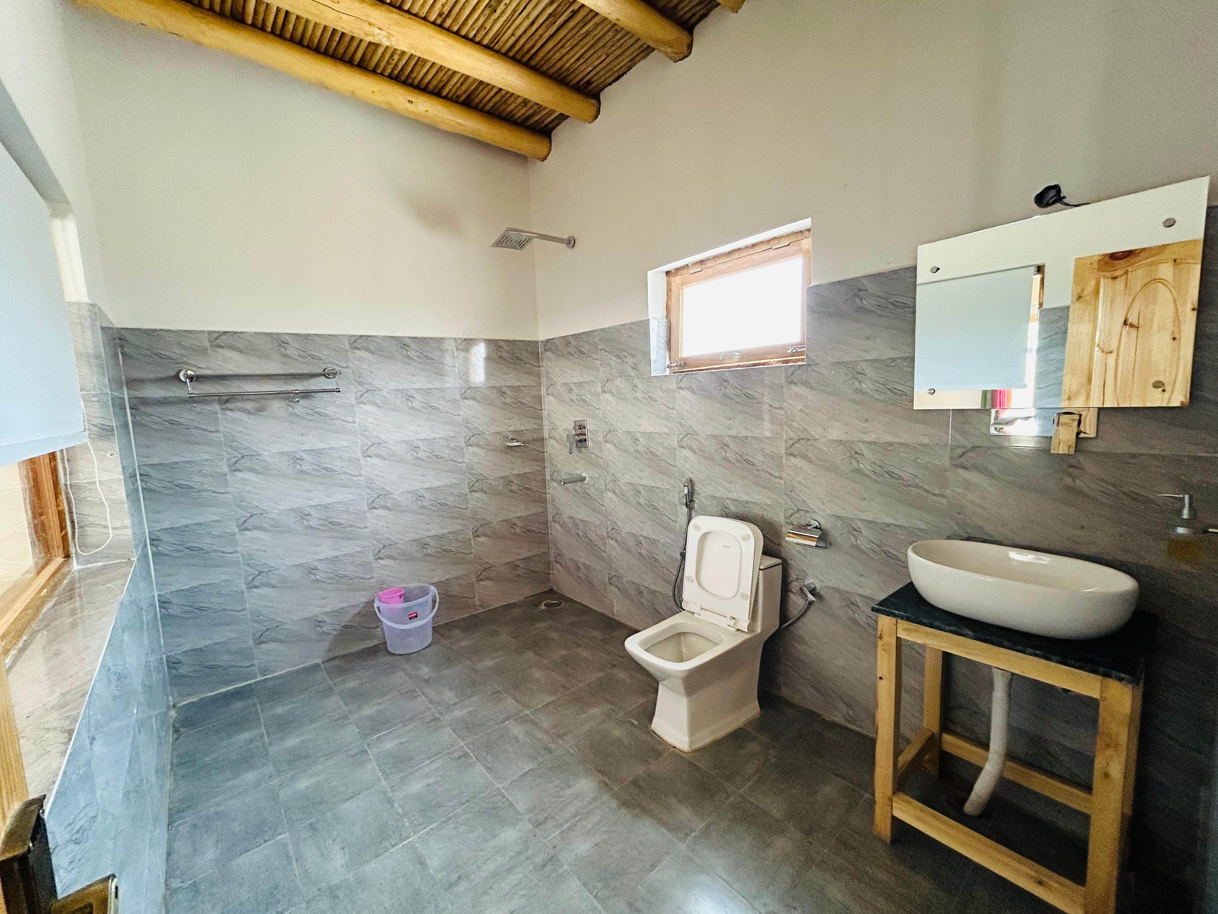 Hunder Tamarix Luxury Chalet - Tap to explore photos