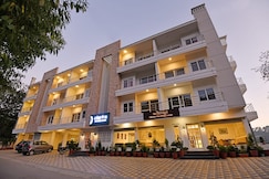 Hotel Clarks Inn, Bhowali (20 Mins from Neem Karoli Baba Ashram, Kainchi Dham), Bhowali