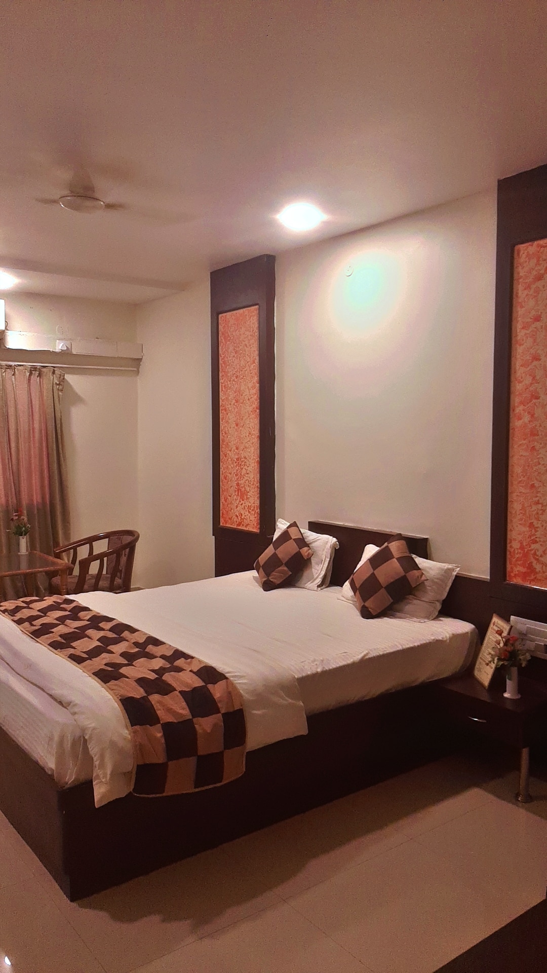 HOTEL SAPNA CONTINENTAL - Tap to explore photos