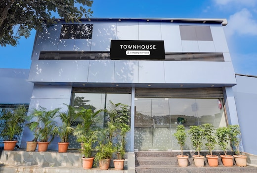 Super Townhouse LBS Road BKC Formerly Royal Palace