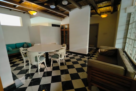 2BHK Pool view | 5mins from Airport |Zennova Stays