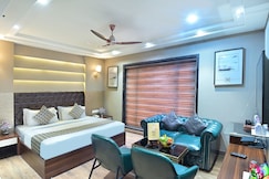 The Oak Plaza With Luxurious Restaurant & Parking, Delhi