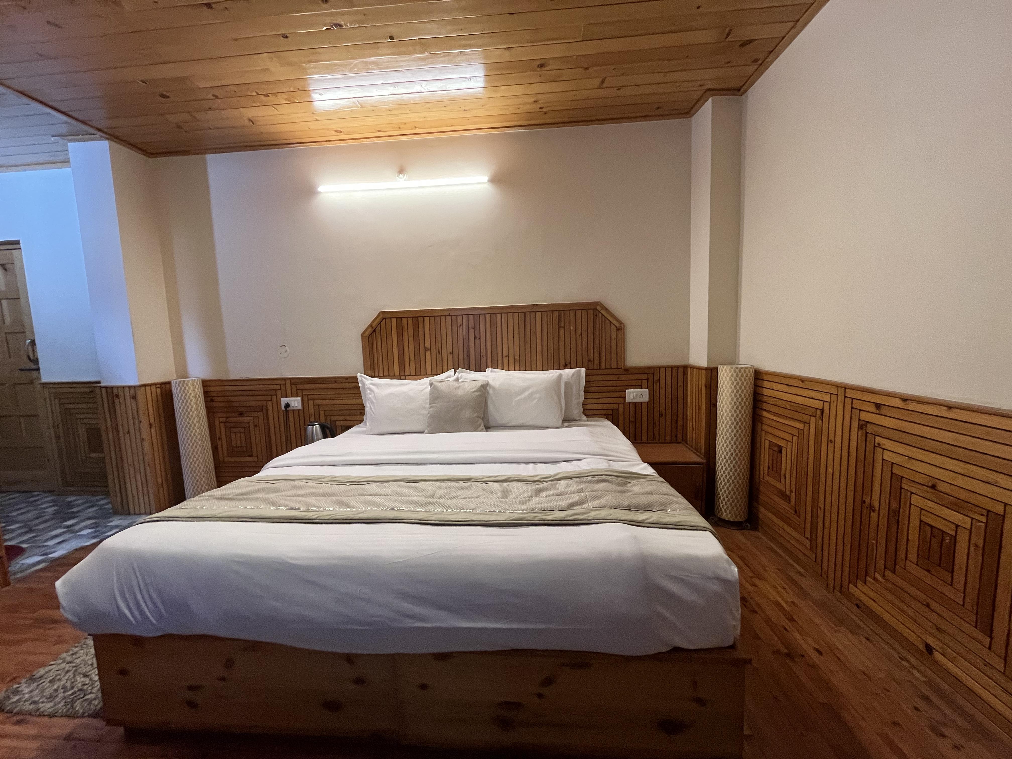 Guras Peak Villa Manali By homeyhuts - Tap to explore photos
