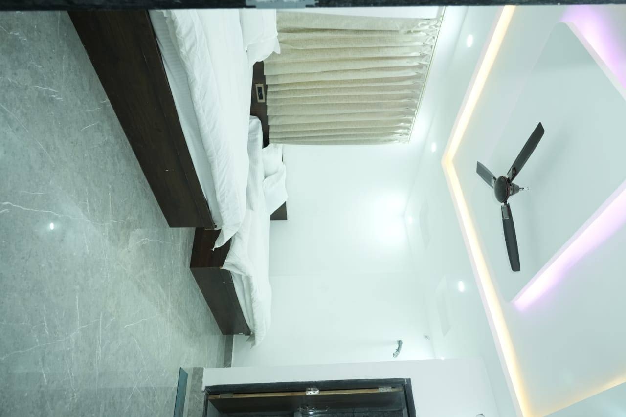 Hotel Kishan Kunj - Tap to explore photos
