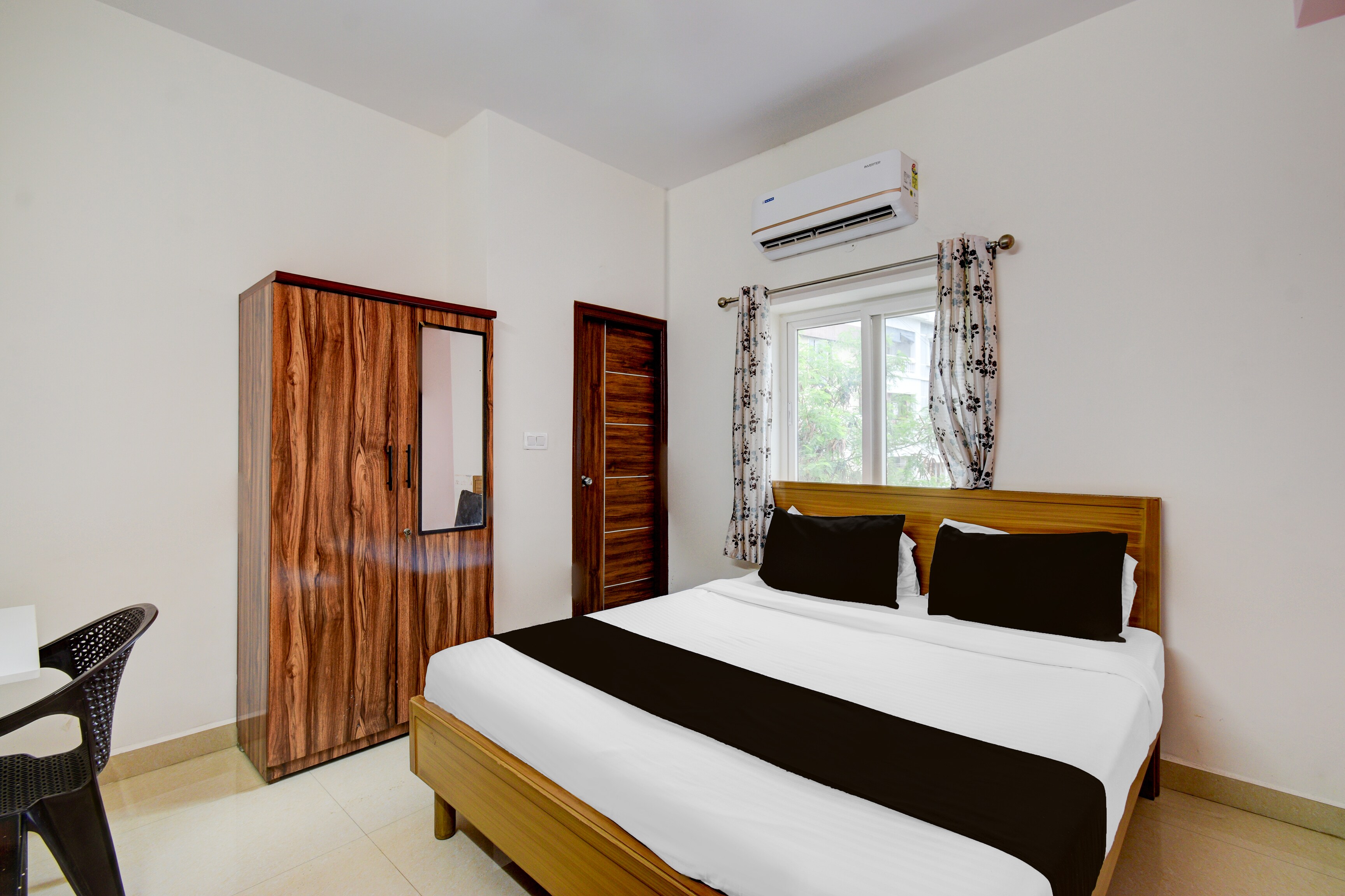 Collection O DLF CyberCity Hyderabad Formerly Key Suites - Tap to explore photos