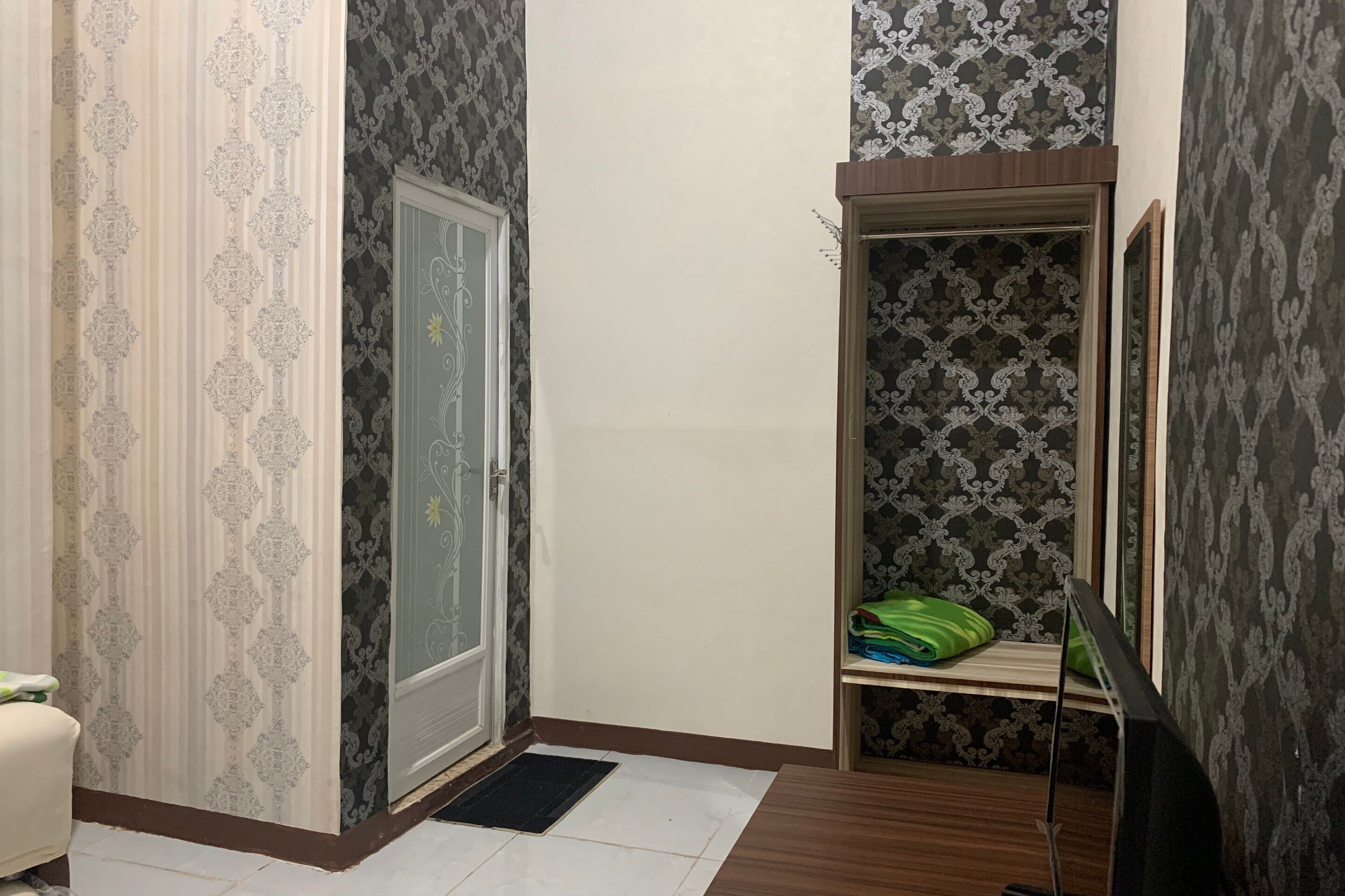 OYO 93778 Kost Hidayat Syariah - Tap to explore photos