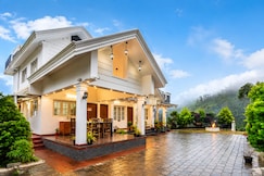Titha 2BR Balcony Valley View Munnar By Homeyhuts, Munnar
