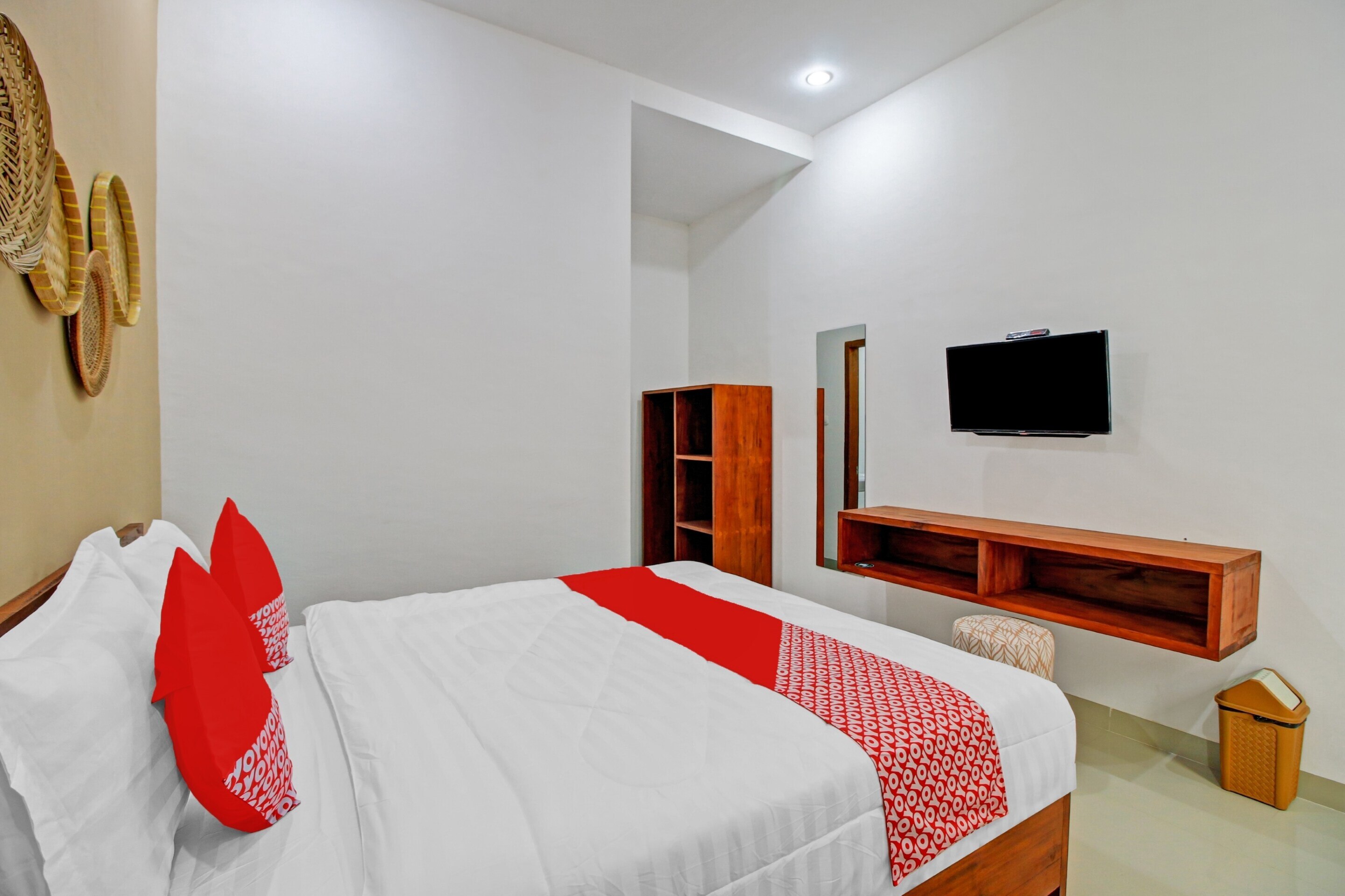 OYO 90820 Madania Guesthouse Syariah - Tap to explore photos